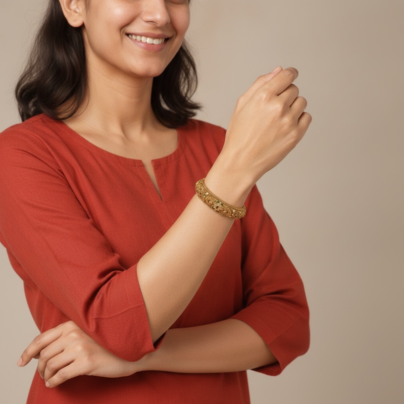कंगन पहने मॉडल — सामने से